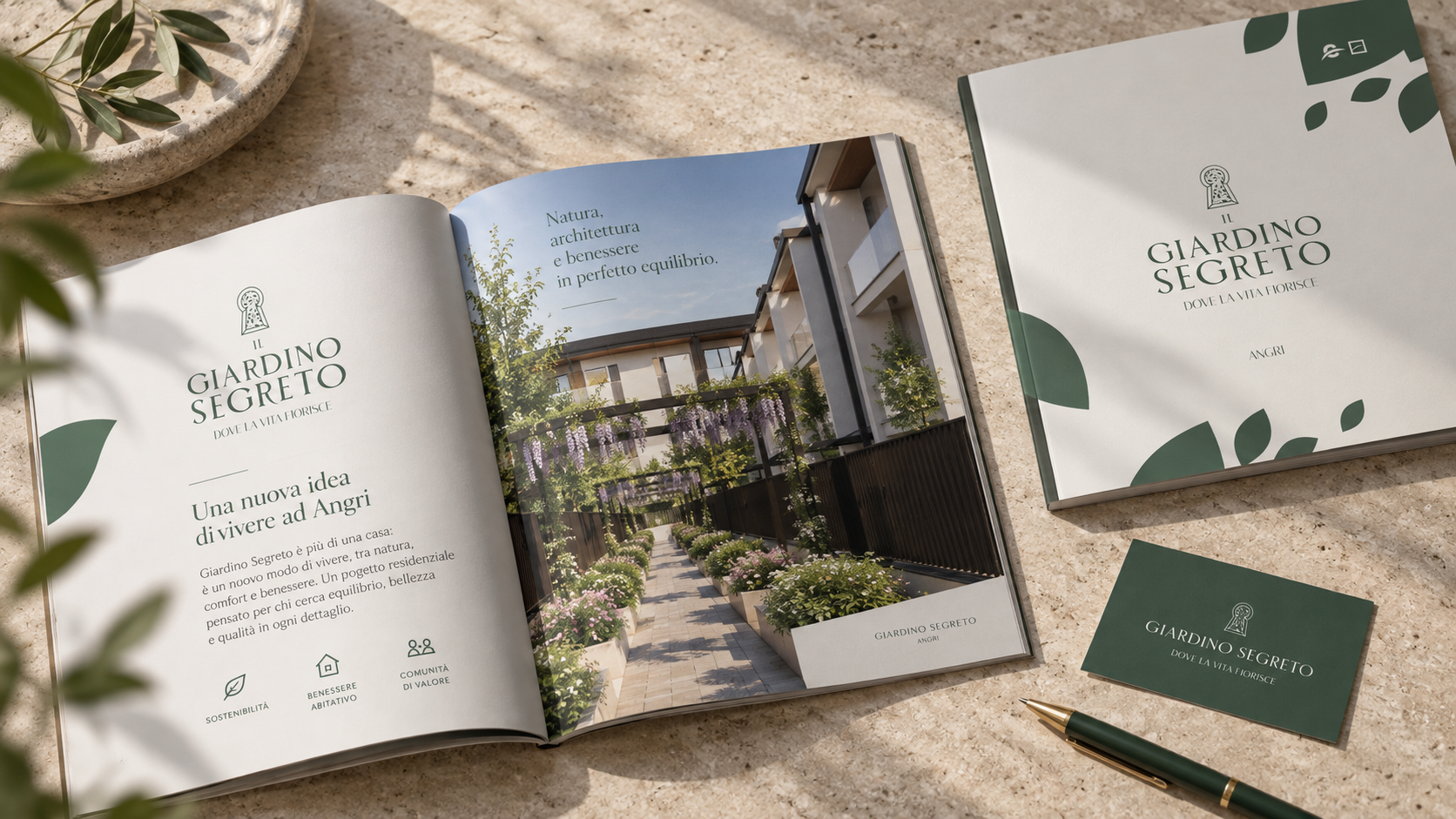 Booklet stampato di Giardino Segreto aperto su una pagina con il pergolato fiorito