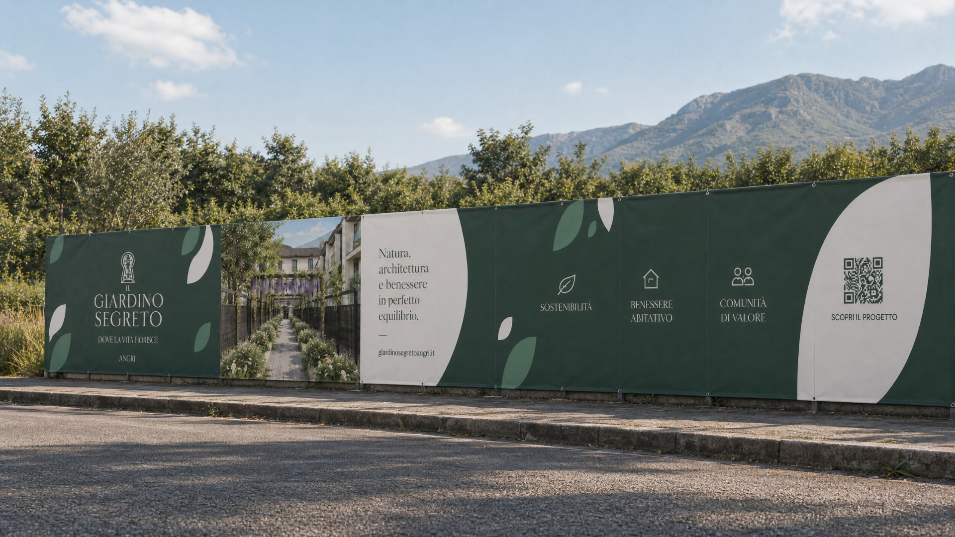 Recinzione di cantiere personalizzata con il marchio Giardino Segreto ad Angri