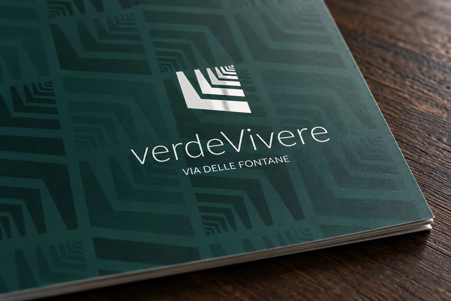 Copertina del booklet Verde Vivere con marchio in stampa lucida su fondo verde